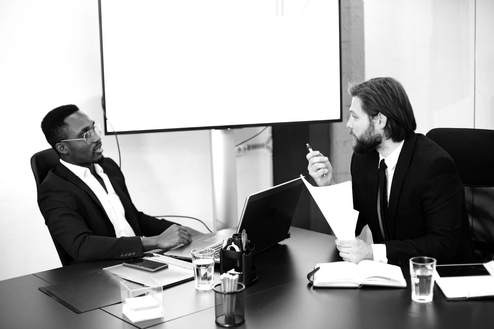 Ambiente di lavoro professionale con documenti finanziari e pianificazione strategica